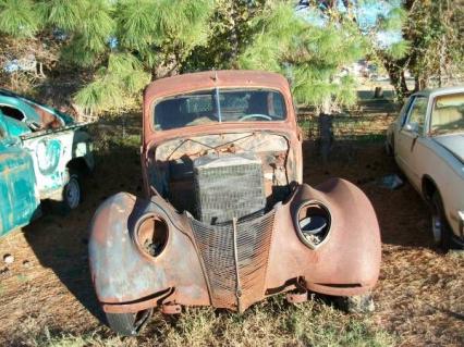 1937 Ford Sedan