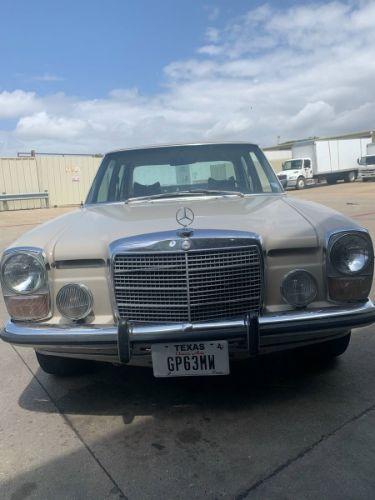 1972 Mercedes Benz 220D