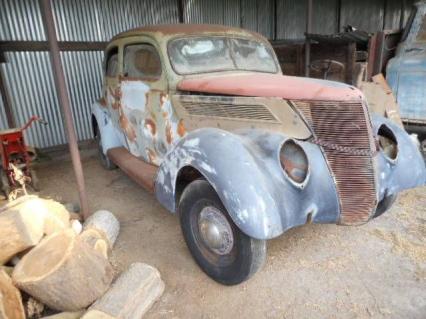 1937 Ford Sedan