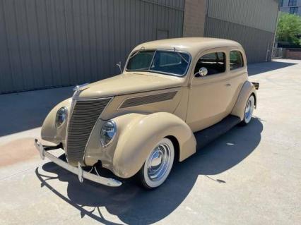 1937 Ford Sedan